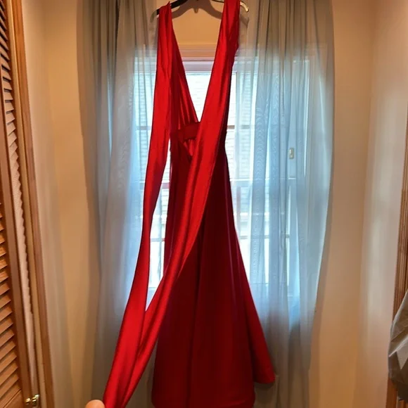 This gorgeous dress open back can be adjusted with a crisscross back